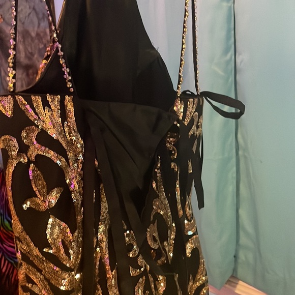 Size Medium, Gold and black - Picture 3 of 3